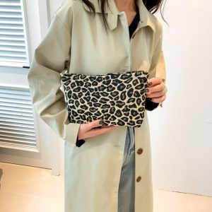 New Retro Trend Clutch Simple Fashion Trend Small Square Bag Women's Winter 2023 Simple Large Capacity Wallet – Image 4