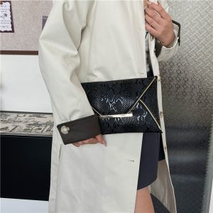2024 Autumn New Korean Version Retro Commuter Small Square Bag Women's Light Luxury High Appearance Niche Design Foreign Style Clutch – Image 3