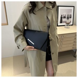 2024 new light luxury exquisite retro clutch bag, niche design, fashion trend, European and American simple foreign style small square bag – Image 7