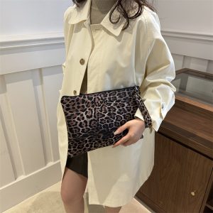 2024 new foreign leopard print casual retro handbag, personality fashion, niche design, high-value small square bag – Image 3