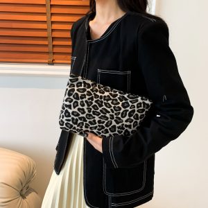 New Retro Trend Clutch Simple Fashion Trend Small Square Bag Women's Winter 2023 Simple Large Capacity Wallet – Image 3
