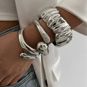 European and American cross-border fashion trends, spring open bracelets, bracelets, metallic textures, glossy drops, hugging hands – Image 4