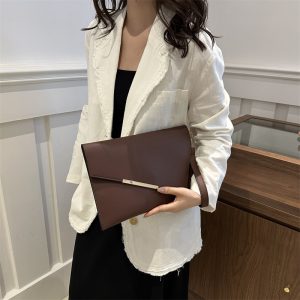 2024 new light luxury exquisite retro clutch bag, niche design, fashion trend, European and American simple foreign style small square bag – Image 3