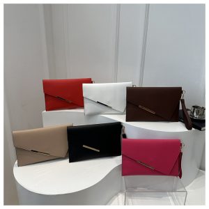 2024 new light luxury exquisite retro clutch bag, niche design, fashion trend, European and American simple foreign style small square bag – Image 8