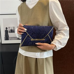 2024 Autumn New Korean Version Retro Commuter Small Square Bag Women's Light Luxury High Appearance Niche Design Foreign Style Clutch – Image 4