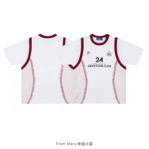 From Mars n’est plus de retour, la tendance américaine est patchée avec des ins blancs, des jerseys, des t-shirts à manches courtes et des hauts décontractés – Image 3