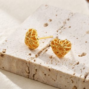 Gold hollow twist heart stud earrings, small and delicate, light luxury, high-end earrings, versatile Internet celebrity temperament earrings – Image 4