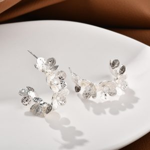 French temperament, zircon, simple metal, flowers, stud earrings, retro personality, fashion earrings, light luxury, high-end ear jewelry – Image 3