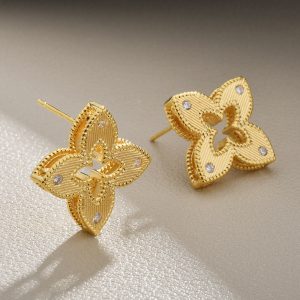 Temperament: Little Red Book, retro brushed hollow four-leaf clover stud earrings, light luxury, fashionable, versatile, pre-owned, delicate personality earrings – Image 4
