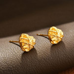 Gold hollow twist heart stud earrings, small and delicate, light luxury, high-end earrings, versatile Internet celebrity temperament earrings – Image 3