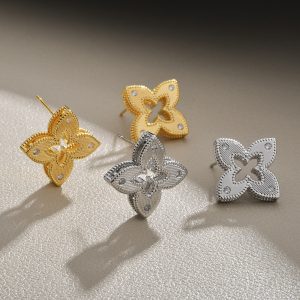 Temperament: Little Red Book, retro brushed hollow four-leaf clover stud earrings, light luxury, fashionable, versatile, pre-owned, delicate personality earrings – Image 3