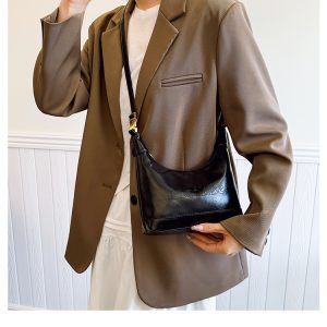 Large-capacity fashion retro casual 2025 spring new trendy solid color texture cross-body one-shoulder hand-carried pillow bag – Image 6