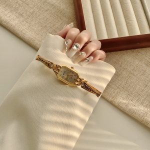 Old money wind light luxury gold watch women's cross-border new fashion quartz watch commuter versatile watch retro small gold watch – Image 3