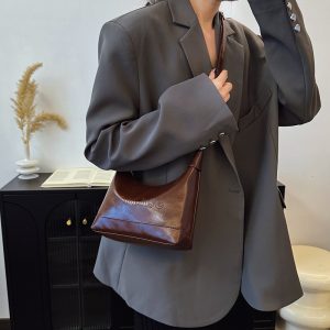 Large-capacity fashion retro casual 2025 spring new trendy solid color texture cross-body one-shoulder hand-carried pillow bag – Image 3