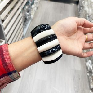 European and American acrylic bracelets fashion stone texture bracelets manual drainage light luxury men's and women's black and white bracelets are new for women – Image 3