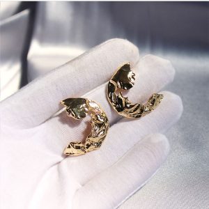 Will not collide with the avant-garde fashion European and American ins cold wind irregular art pleated earrings women's stud earrings silver needle 454 – Image 5