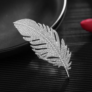 Korean version of the new temperament zircon corsage women's suit cheongsam pin shawl buckle accessories high-end feather brooch – Image 3