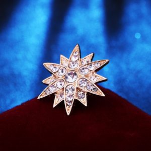 New Hot Selling High-end Men's Brooch Full Diamond Hexagram Star Flower Shirt Collar Button Pin Personalized Suit Badge Wholesale – Image 6